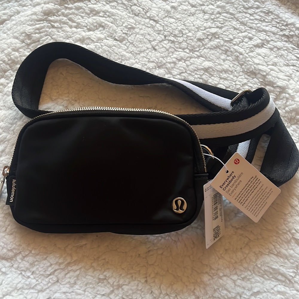 Lululemon Everywhere Crossbody Bag - Picture 4 of 5